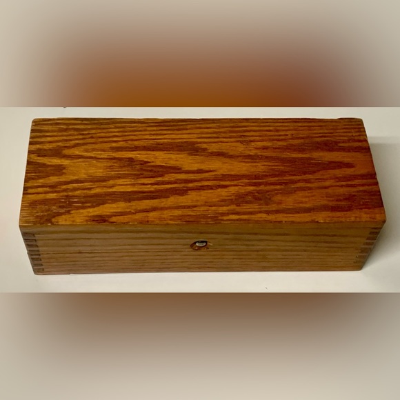 Late 19th Century Hand Carved Finger Jointed Wheeler & Wilson Sewing Machine Box - Picture 7 of 15